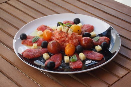 Ensalada de tomate y aceitunas deshidratadas