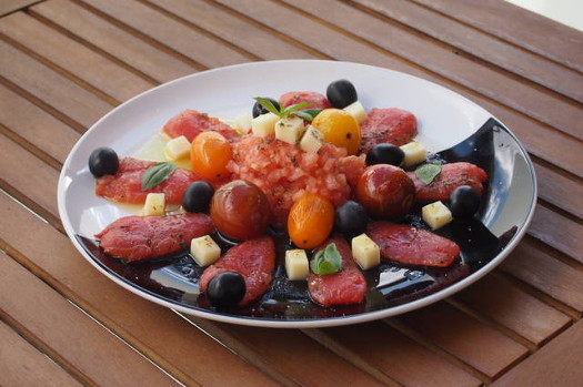 En este momento estás viendo Ensalada de tomate y aceitunas deshidratadas